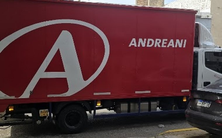 Camión de Andreani cargando en la puerta del depósito