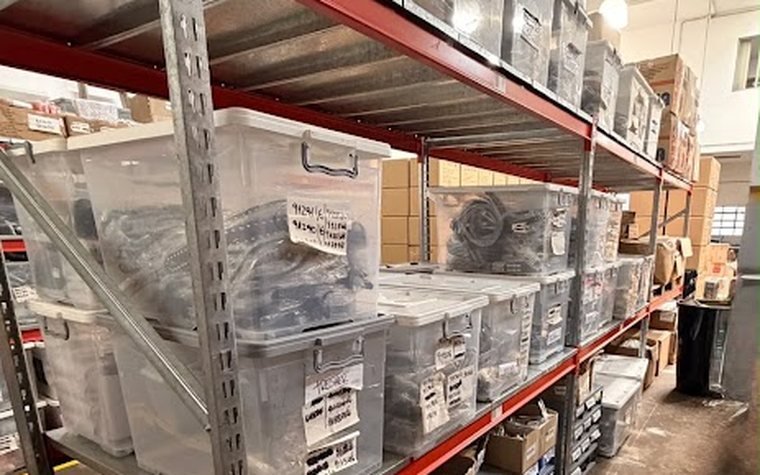 Cajas transparentes con productos chicos clasificados en estanterías