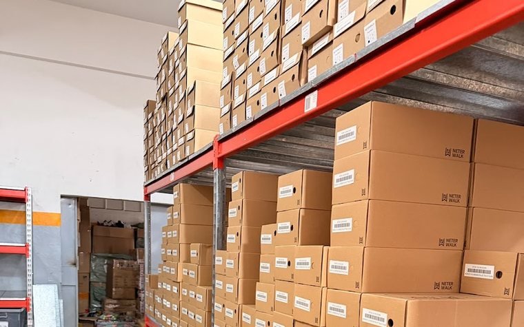 Mercadería de Dropi en el depósito de Simplifica