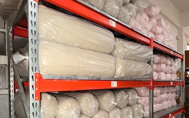 Stock de Sukha ordenado en las estanterías del depósito
