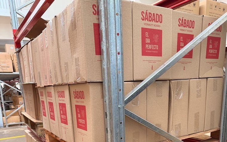 Cajas de Vermut Sábado sobre pallet en el depósito